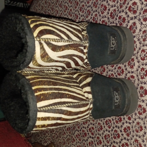 Unique cow hair uggs - Picture 3 of 5